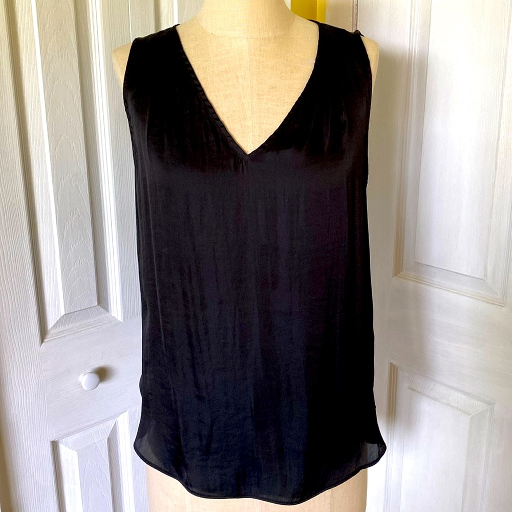 Banana Republic sleeveless vneck perfect tank top in black size M